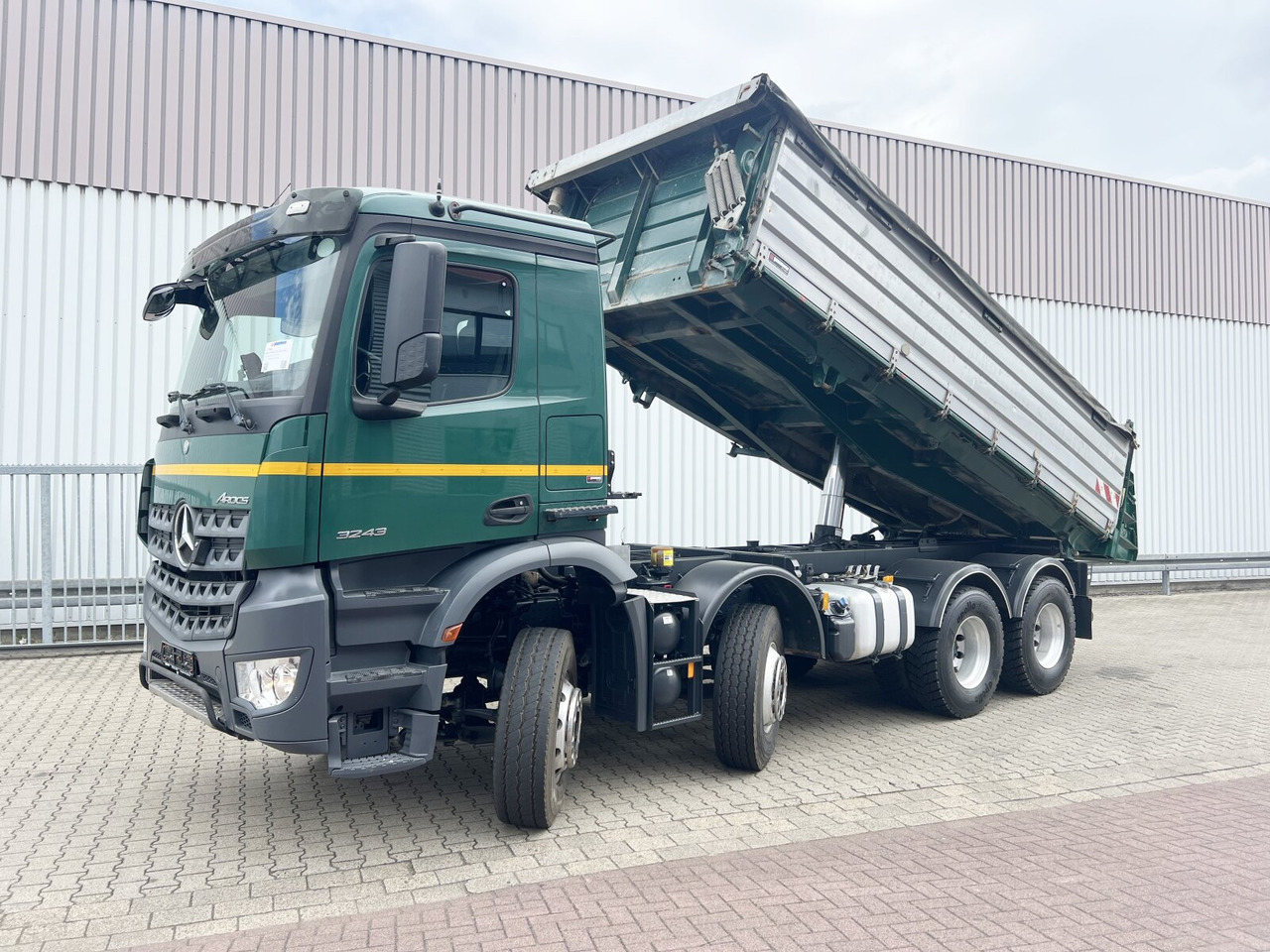 Mercedes-Benz Arocs 3243 K 8x4 Arocs 3243 K 8x4, Ressenig Thermo Alukipper 3-S - Tipper: picture 1 Mercedes-Benz Arocs 3243 K 8x4 Arocs 3243 K 8x4, Ressenig Thermo Alukipper 3-S - Tipper: picture 1
