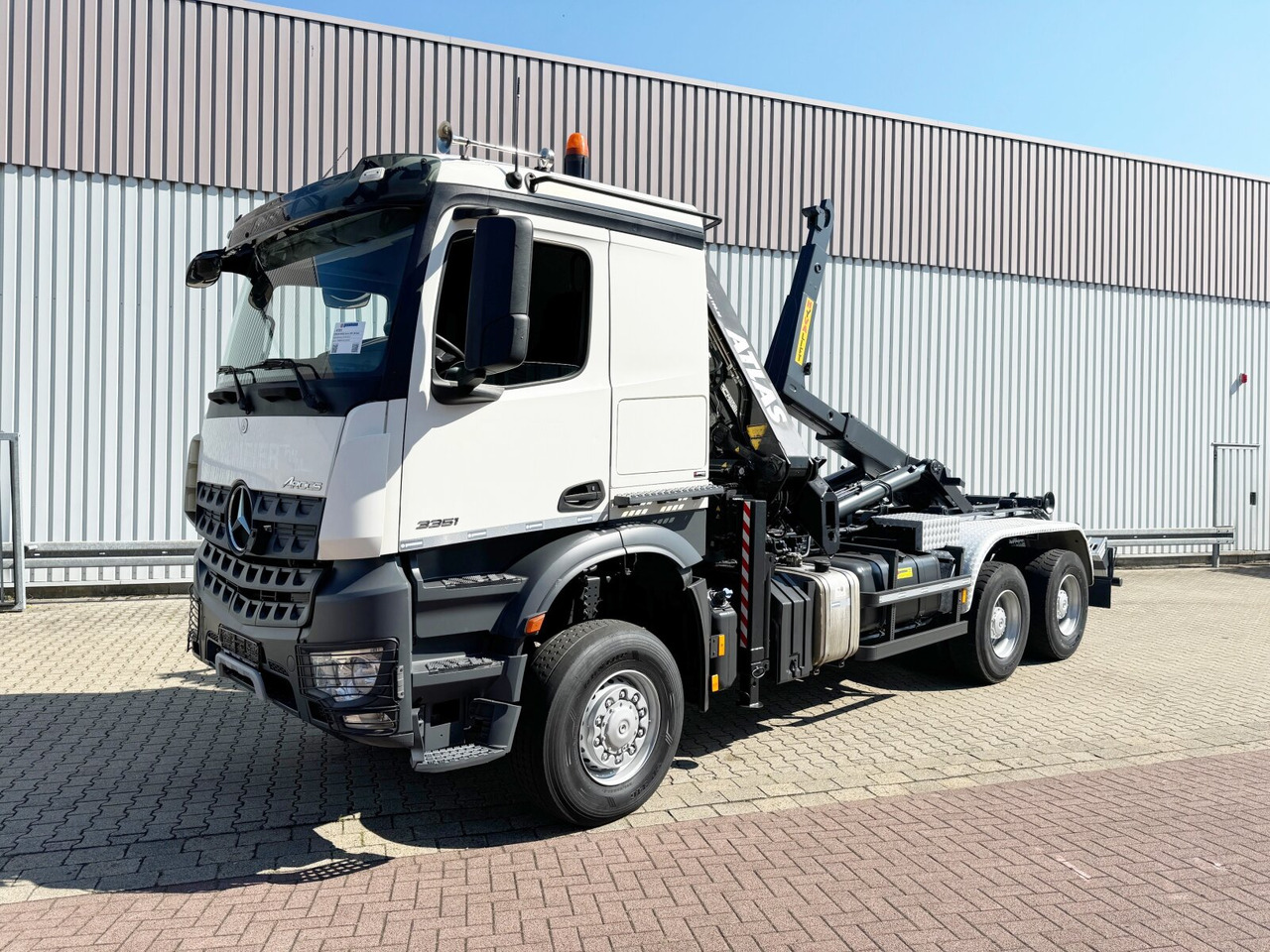 Hook lift truck, Crane truck Mercedes-Benz Arocs 3351 AK 6x6 Arocs 3351 AK 6x6, Retarder, Navi, Grounder, Kran Atlas AK 190.2E, Funk: picture 9