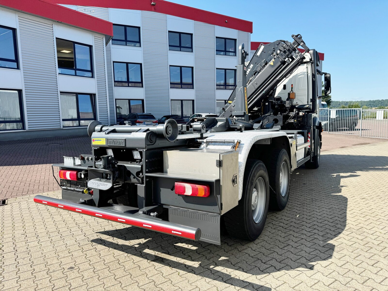Hook lift truck, Crane truck Mercedes-Benz Arocs 3351 AK 6x6 Arocs 3351 AK 6x6, Retarder, Navi, Grounder, Kran Atlas AK 190.2E, Funk: picture 13