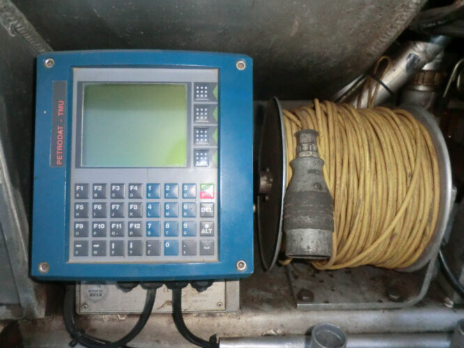 Mercedes-Benz SK 1824 L 4x2 SK 1824 L 4x2, Esterer Tankaufbau ca. 13.100l, 2 Kammern - Tank truck: picture 4 Mercedes-Benz SK 1824 L 4x2 SK 1824 L 4x2, Esterer Tankaufbau ca. 13.100l, 2 Kammern - Tank truck: picture 4