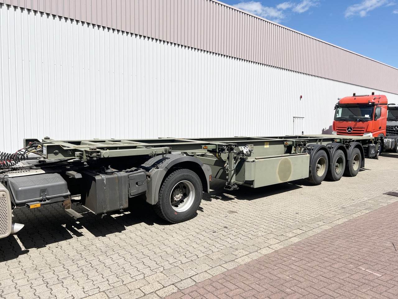 Schmitz Cargobull SCF 24 Containerchassis SCF 24 Containerchassis, 2x20/20/30/40ft, Ex-Bundeswehr! - Semi-trailer: picture 1 Schmitz Cargobull SCF 24 Containerchassis SCF 24 Containerchassis, 2x20/20/30/40ft, Ex-Bundeswehr! - Semi-trailer: picture 1