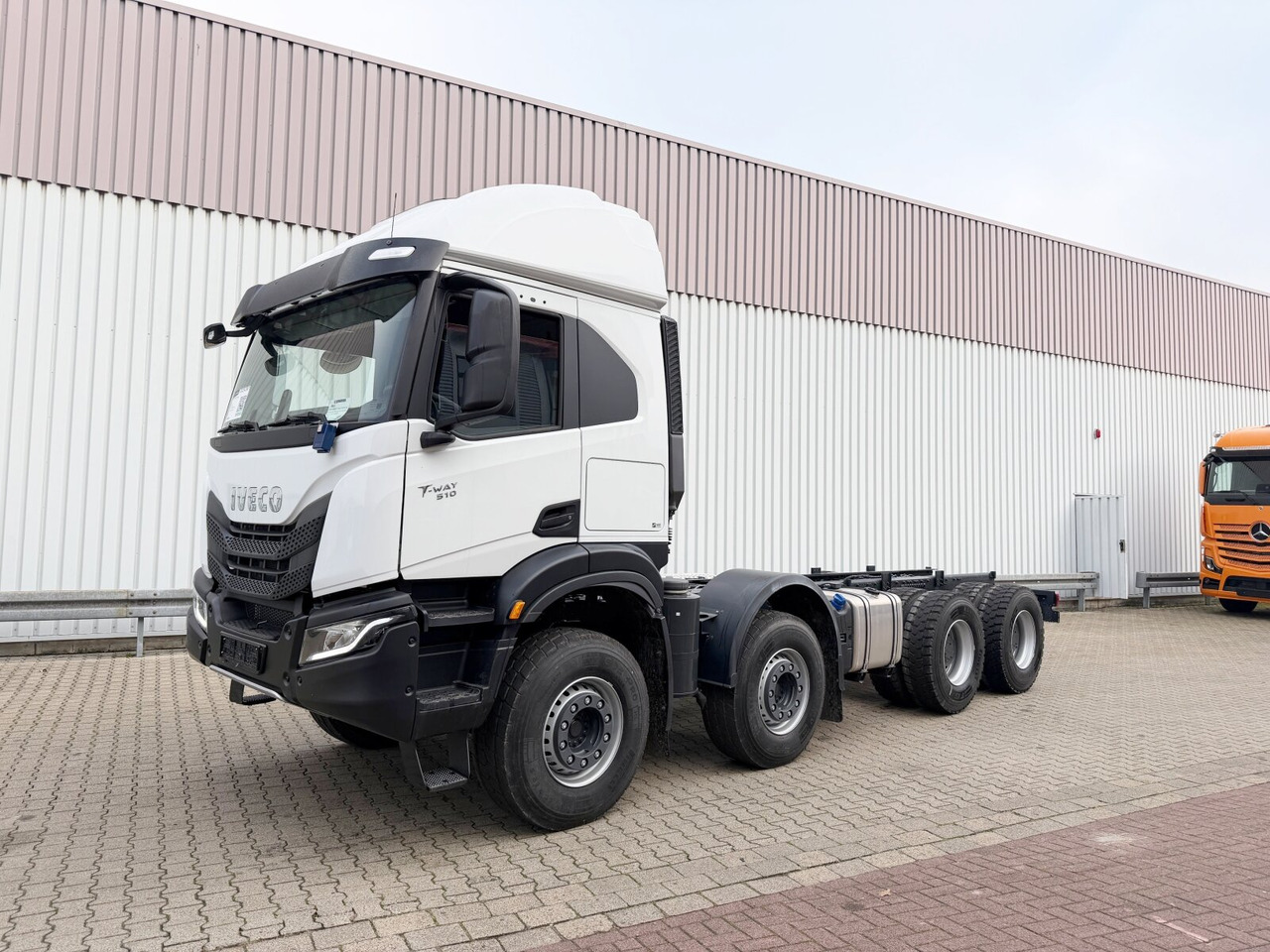T-Way AT410T51 8x4 T-Way AT410T51 8x4, Retarder, Nebenantrieb, 4x VORHANDEN! - Cab chassis truck: picture 1 T-Way AT410T51 8x4 T-Way AT410T51 8x4, Retarder, Nebenantrieb, 4x VORHANDEN! - Cab chassis truck: picture 1