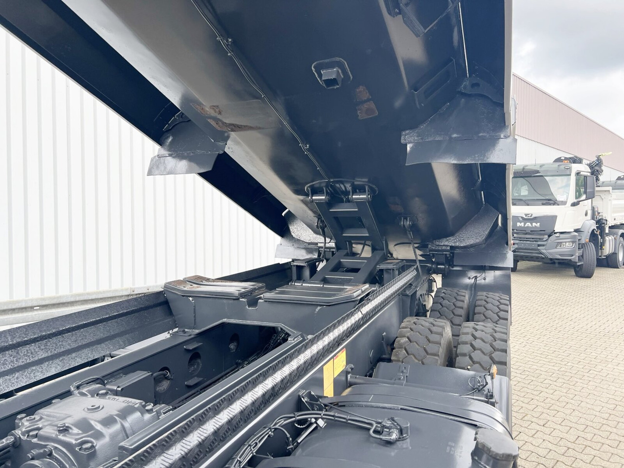 Dumper Tatra Phoenix 8x8 Phoenix 8x8, Stahlmulde ca. 22m³, hydr. Heckklappe: picture 7 Dumper Tatra Phoenix 8x8 Phoenix 8x8, Stahlmulde ca. 22m³, hydr. Heckklappe: picture 7