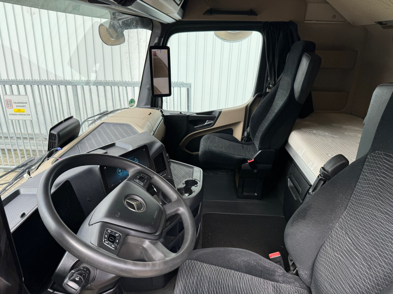 Interior photo 2: Tractor unit Mercedes-Benz Actros 1848 LS 4x2 Actros 1848 LS 4x2, Vollumer, Retarder Interior photo 2: Tractor unit Mercedes-Benz Actros 1848 LS 4x2 Actros 1848 LS 4x2, Vollumer, Retarder