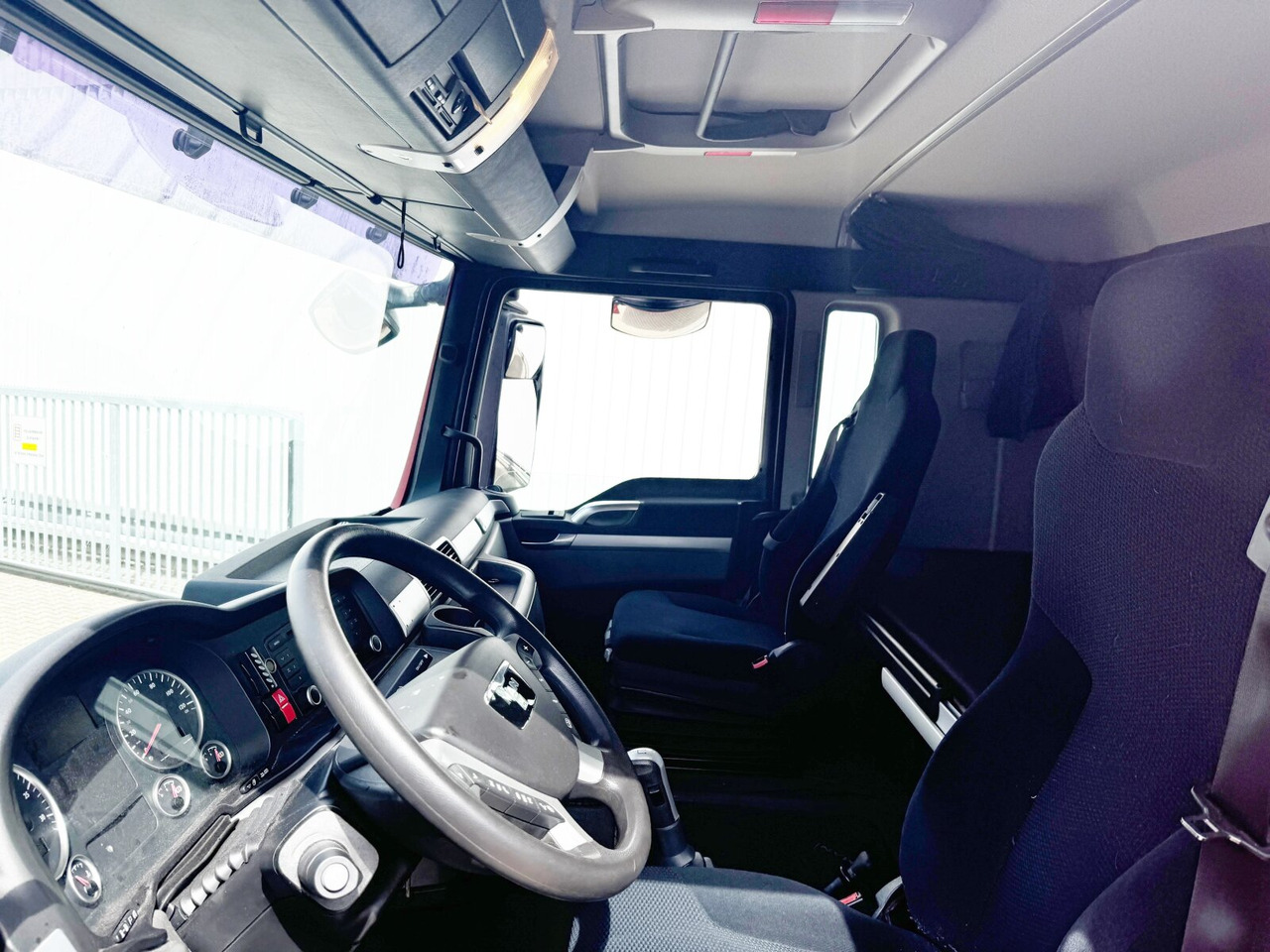 Interior photo 2: Truck MAN TGX 18.360 4X2 LL TGX 18.360 4X2 LL, Ex-Fahrschule