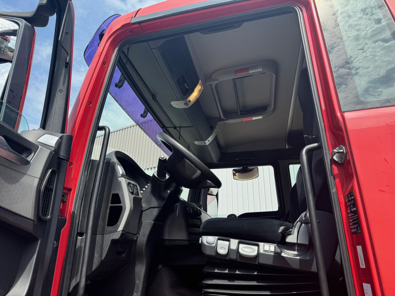 Interior photo 1: Truck MAN TGX 18.360 4X2 LL TGX 18.360 4X2 LL, Ex-Fahrschule