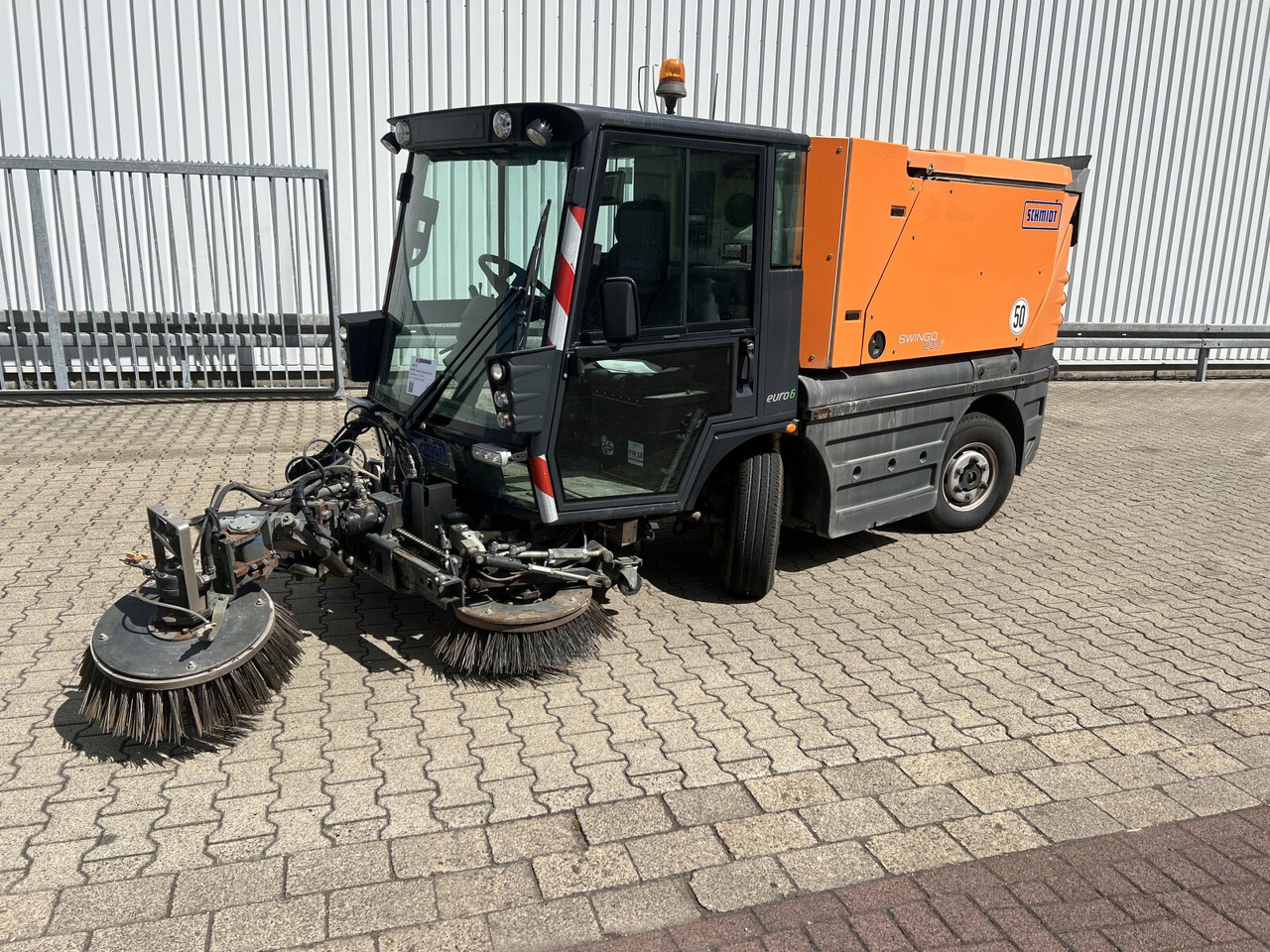 Schmidt Swingo Compact 200 4x2 Swingo Compact 200 4x2, Kehrmaschine - Truck: picture 1 Schmidt Swingo Compact 200 4x2 Swingo Compact 200 4x2, Kehrmaschine - Truck: picture 1