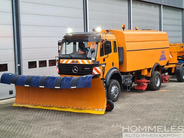 Overaasen RS 200 - Road sweeper: picture 1 Overaasen RS 200 - Road sweeper: picture 1