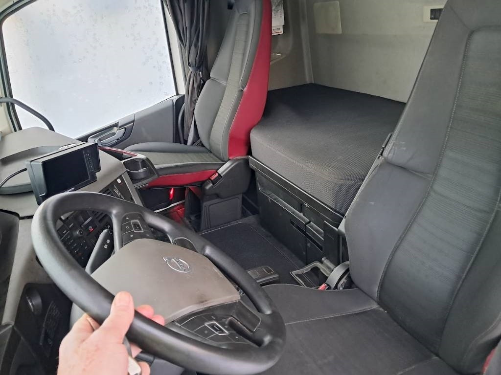 Cab chassis truck Volvo FH 13 500: picture 9