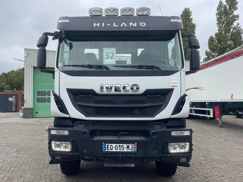 Iveco Trakker 410 PTO RETARDER, 8x4 , 442000 km! - Cab chassis truck: picture 2 Iveco Trakker 410 PTO RETARDER, 8x4 , 442000 km! - Cab chassis truck: picture 2