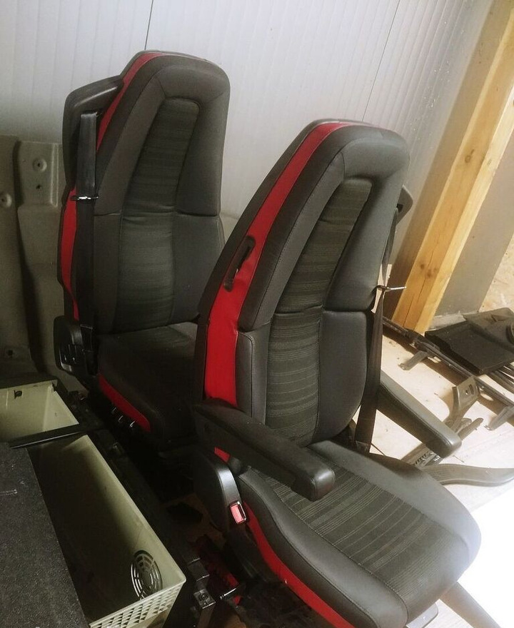 Volvo SET OF 2 PNEUMATIC AIR S, LEFT AND RIGHT, LHD Volvo FH4 - Seat for Truck: picture 1 Volvo SET OF 2 PNEUMATIC AIR S, LEFT AND RIGHT, LHD Volvo FH4 - Seat for Truck: picture 1