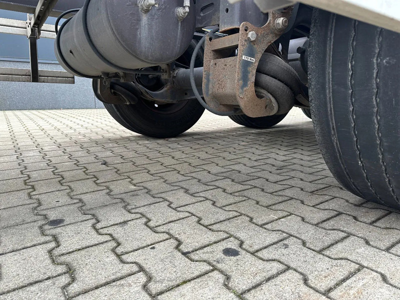 Container transporter/ Swap body semi-trailer Burg 25X 20FT ADR (EX/II, EX/III, FL, AT) Chassis, Empty weight : 3.690kg, SAF INTRADISC, 2x Liftaxle, NL-chassis: picture 16 Container transporter/ Swap body semi-trailer Burg 25X 20FT ADR (EX/II, EX/III, FL, AT) Chassis, Empty weight : 3.690kg, SAF INTRADISC, 2x Liftaxle, NL-chassis: picture 16