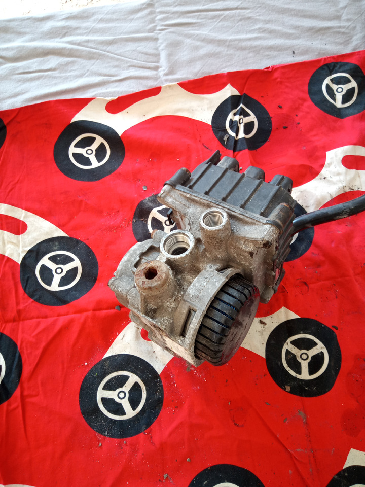 DAF XF106 - Brake valve: picture 1 DAF XF106 - Brake valve: picture 1