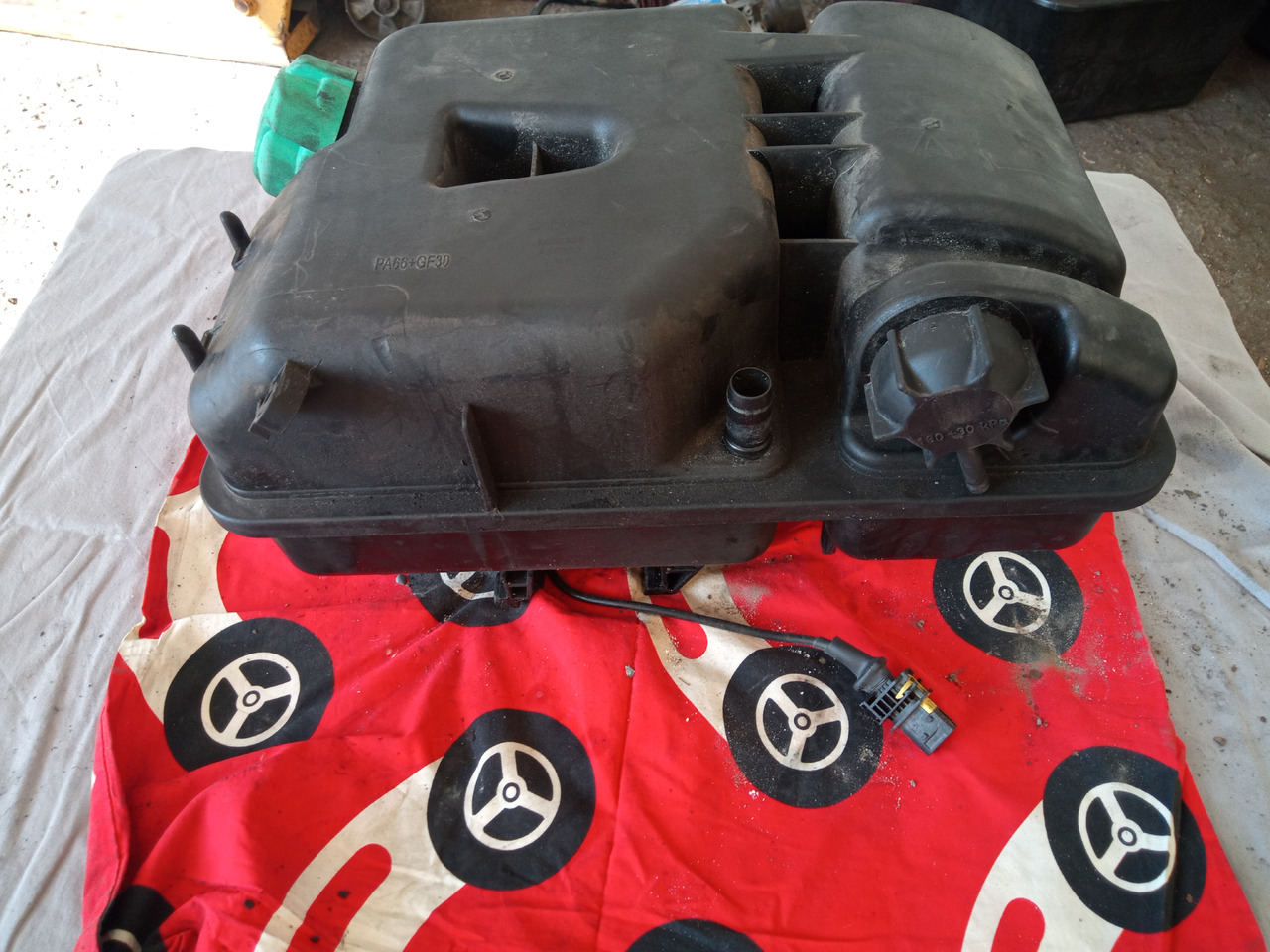 DAF XF106 - Expansion tank: picture 3 DAF XF106 - Expansion tank: picture 3