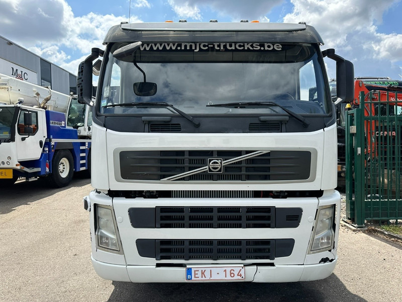 Volvo FM 450 6x2 19.000L - 5 COMP. FUEL TANKER / CITERNE - LIFT + STEERING AXLE - EURO 5 - - Tank truck: picture 2 Volvo FM 450 6x2 19.000L - 5 COMP. FUEL TANKER / CITERNE - LIFT + STEERING AXLE - EURO 5 - - Tank truck: picture 2