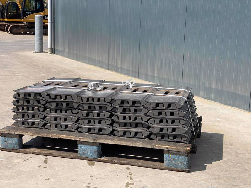 Hyundai R280 / R290 / R320 Shoes/Pads - Frame/ Chassis for Construction machinery: picture 5 Hyundai R280 / R290 / R320 Shoes/Pads - Frame/ Chassis for Construction machinery: picture 5