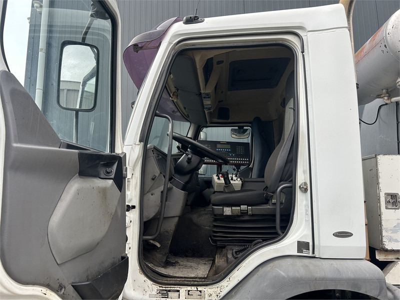 Asphalt distributor for transportation of bitumen Renault Rincheval - 12.000 Liter: picture 8 Asphalt distributor for transportation of bitumen Renault Rincheval - 12.000 Liter: picture 8