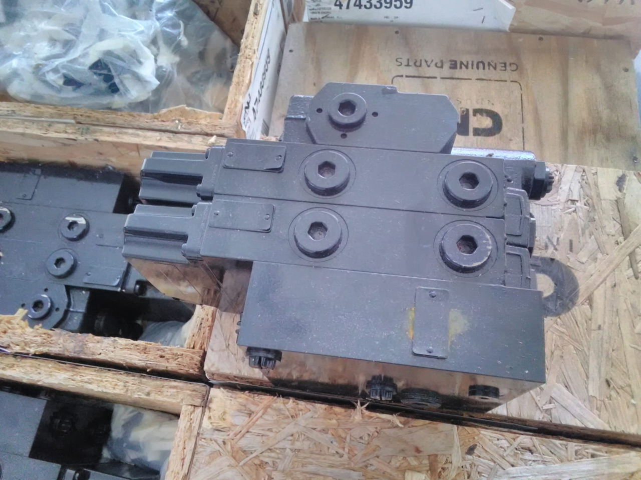 CNH 47433959 - Hydraulic valve for Agricultural machinery: picture 2 CNH 47433959 - Hydraulic valve for Agricultural machinery: picture 2