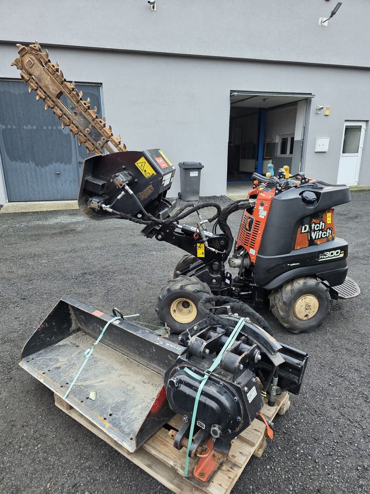 Ditch Witch R300 - Mini excavator: picture 2 Ditch Witch R300 - Mini excavator: picture 2