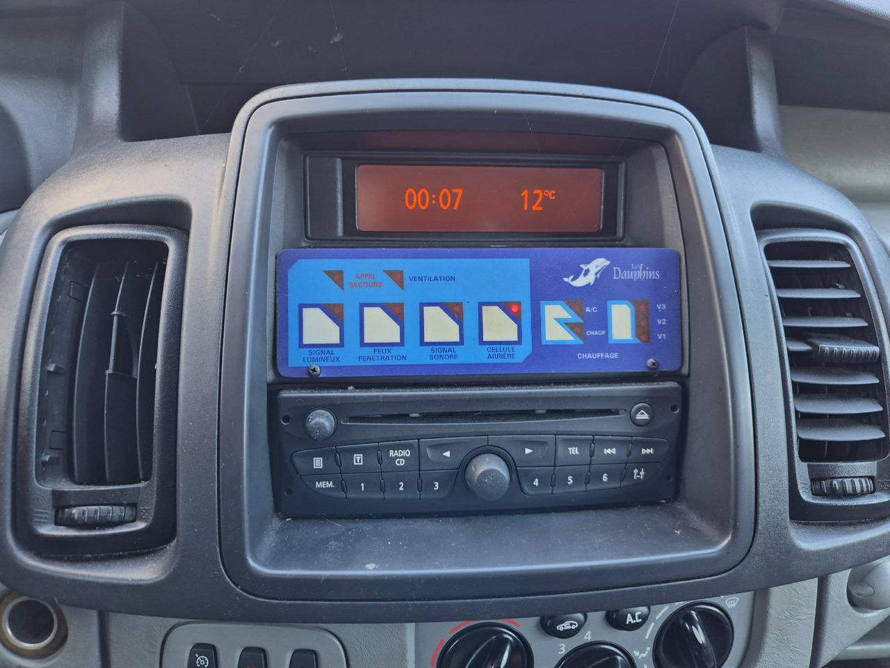 RENAULT Trafic 2.0 dCi 115 KM - Ambulance: picture 3 RENAULT Trafic 2.0 dCi 115 KM - Ambulance: picture 3