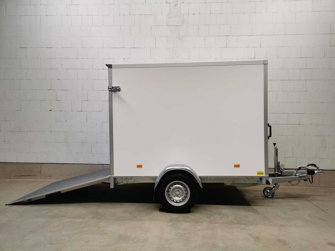 HAPERT Sapphire L-1 Rampe Kofferanhänger - Closed box trailer: picture 1 HAPERT Sapphire L-1 Rampe Kofferanhänger - Closed box trailer: picture 1