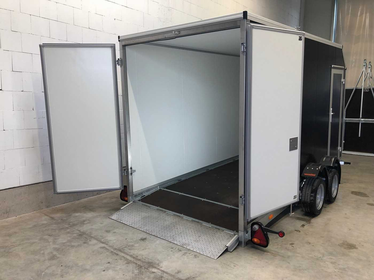 New Closed box trailer VEZEKO Husky FB K 35.40 SP EP Tür Kofferanhänger Absenker: picture 29 New Closed box trailer VEZEKO Husky FB K 35.40 SP EP Tür Kofferanhänger Absenker: picture 29