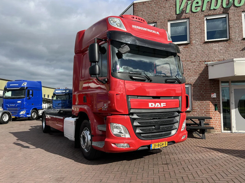 DAF CF 290 4X2 EURO6 SPACECAB RENOVA / VANGMUIL / LAADKLEP / TOP STAAT - Container transporter/ Swap body truck: picture 1 DAF CF 290 4X2 EURO6 SPACECAB RENOVA / VANGMUIL / LAADKLEP / TOP STAAT - Container transporter/ Swap body truck: picture 1