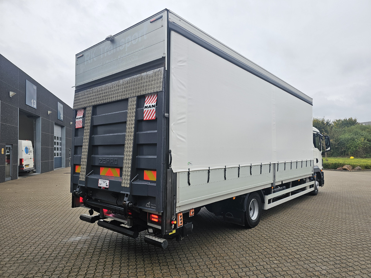 Curtainsider truck MAN TGL 12.250: picture 8