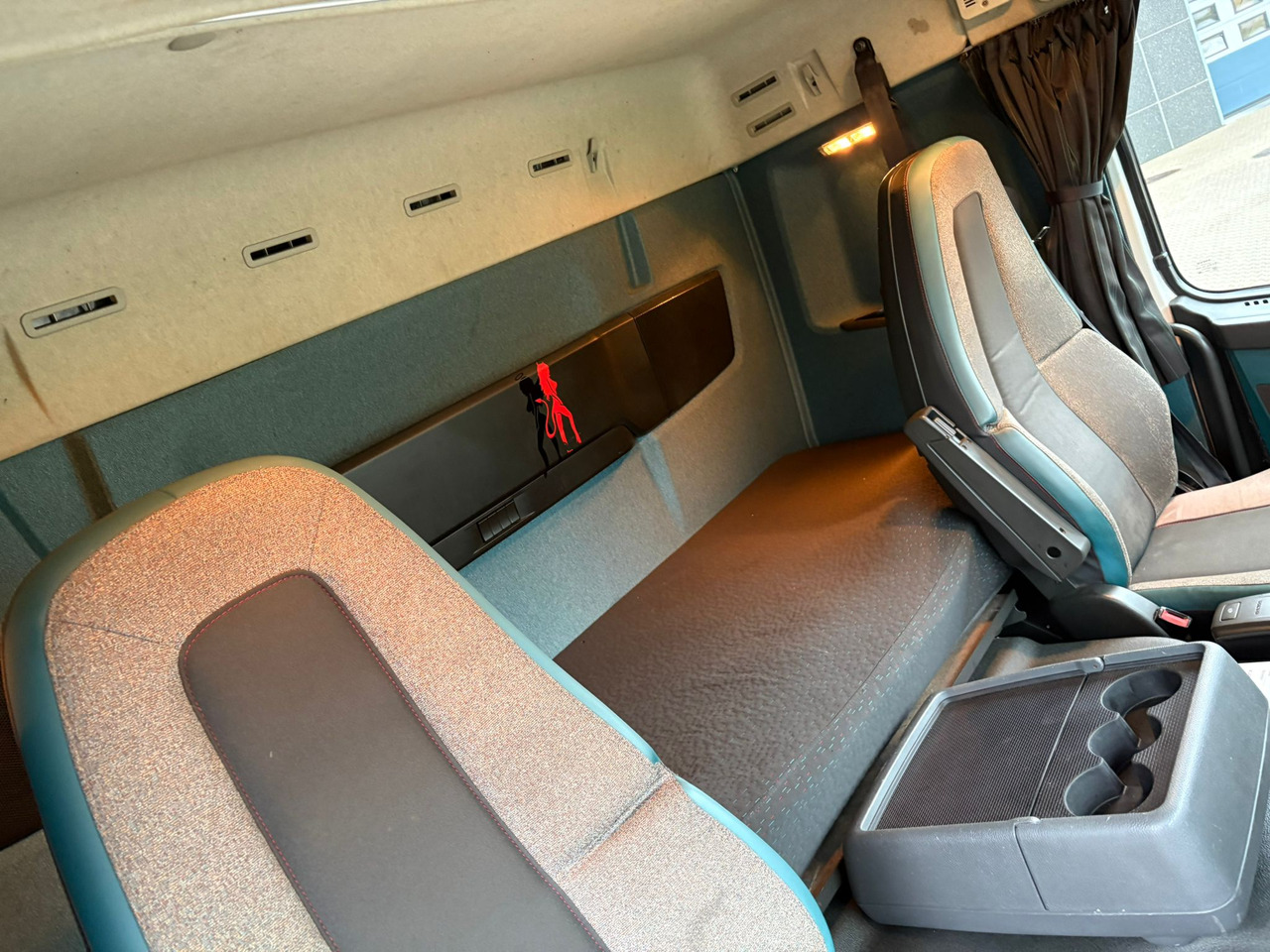 Refrigerator truck Volvo FM330: picture 8 Refrigerator truck Volvo FM330: picture 8