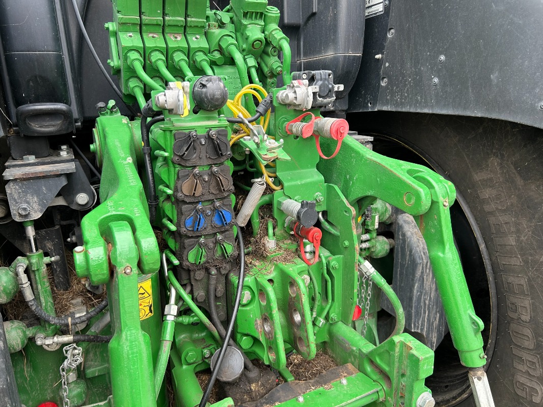 John Deere 6250R - Farm tractor: picture 3 John Deere 6250R - Farm tractor: picture 3