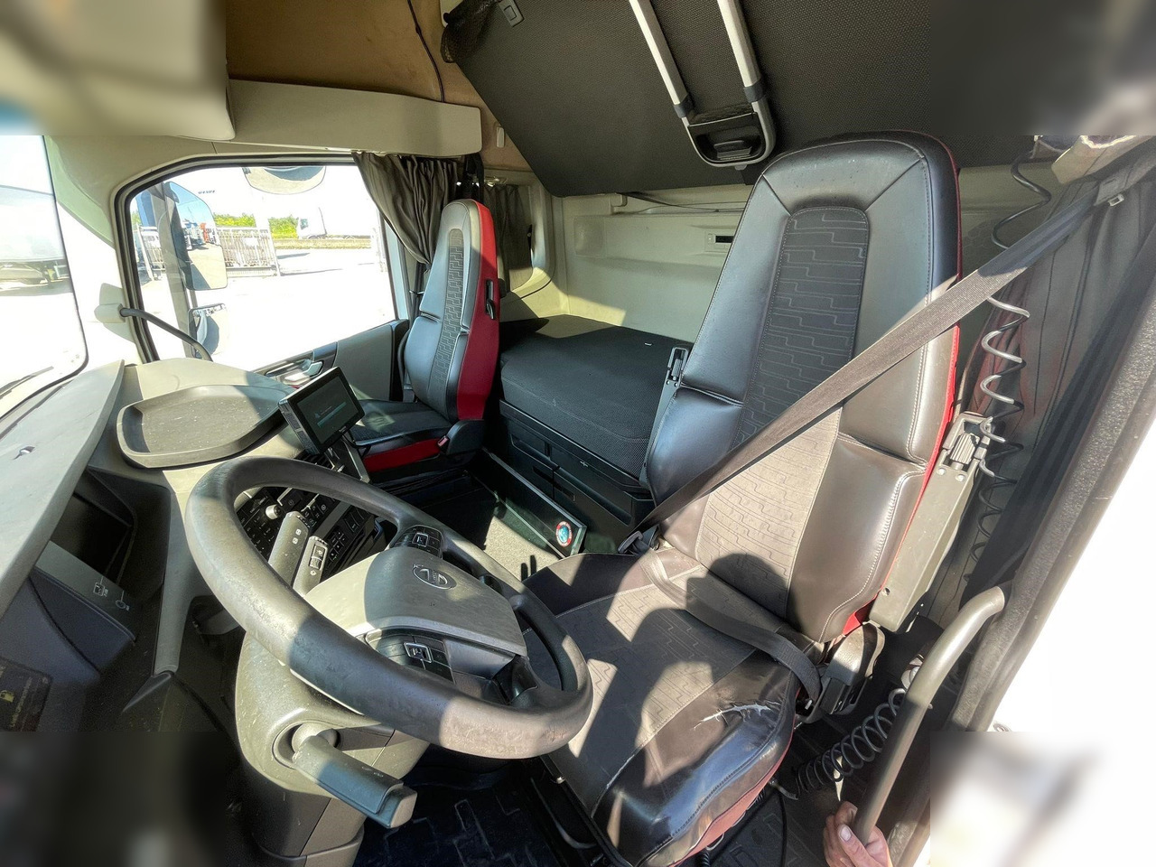 Refrigerator truck VOLVO FH500: picture 12