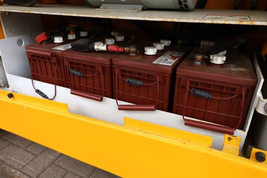 Haulotte Compact 12RTE Electric, 12m Working Height, 450kg - Scissor lift: picture 4 Haulotte Compact 12RTE Electric, 12m Working Height, 450kg - Scissor lift: picture 4
