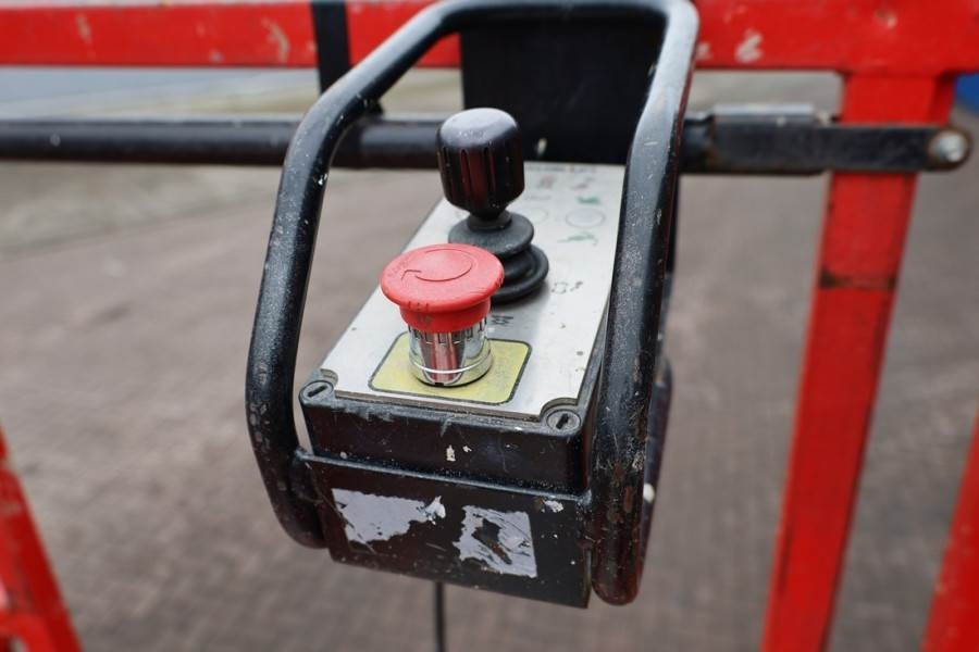 Holland Lift Ecostar HL-9710 Electric, 12m Working Height, 325k  - Scissor lift: picture 4 Holland Lift Ecostar HL-9710 Electric, 12m Working Height, 325k  - Scissor lift: picture 4