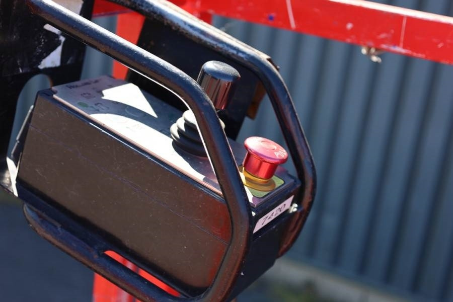 Holland Lift Ecostar HL-9710 Electric, 12m Working Height, 325k  - Scissor lift: picture 4 Holland Lift Ecostar HL-9710 Electric, 12m Working Height, 325k  - Scissor lift: picture 4