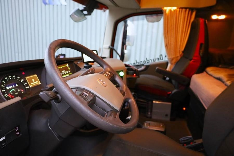 Volvo FH12 With Cormach 135t/m Crane Volvo FH12 10x4 Wit - All terrain crane: picture 4 Volvo FH12 With Cormach 135t/m Crane Volvo FH12 10x4 Wit - All terrain crane: picture 4