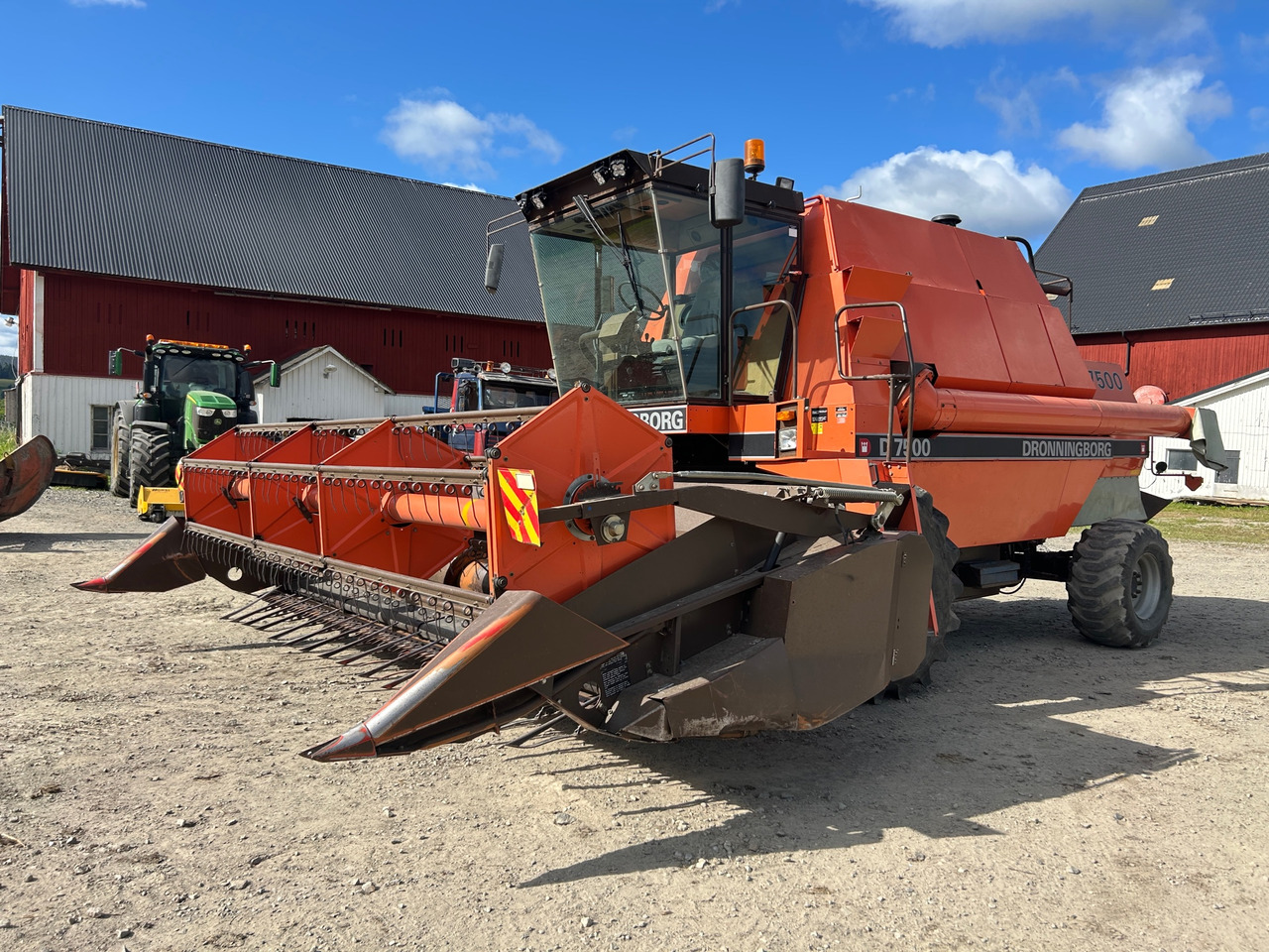 Dronningborg D 7500 - Combine harvester: picture 1 Dronningborg D 7500 - Combine harvester: picture 1