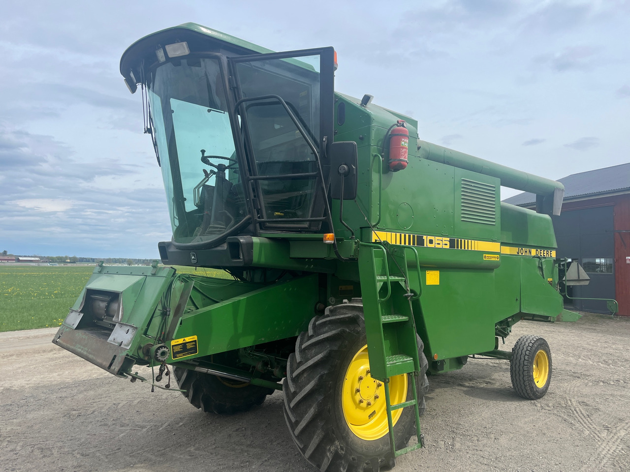 John Deere 1055 - Combine harvester: picture 1 John Deere 1055 - Combine harvester: picture 1