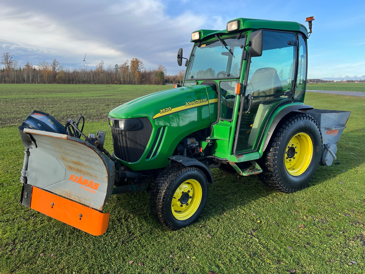 John Deere 3520 - Farm tractor: picture 1 John Deere 3520 - Farm tractor: picture 1