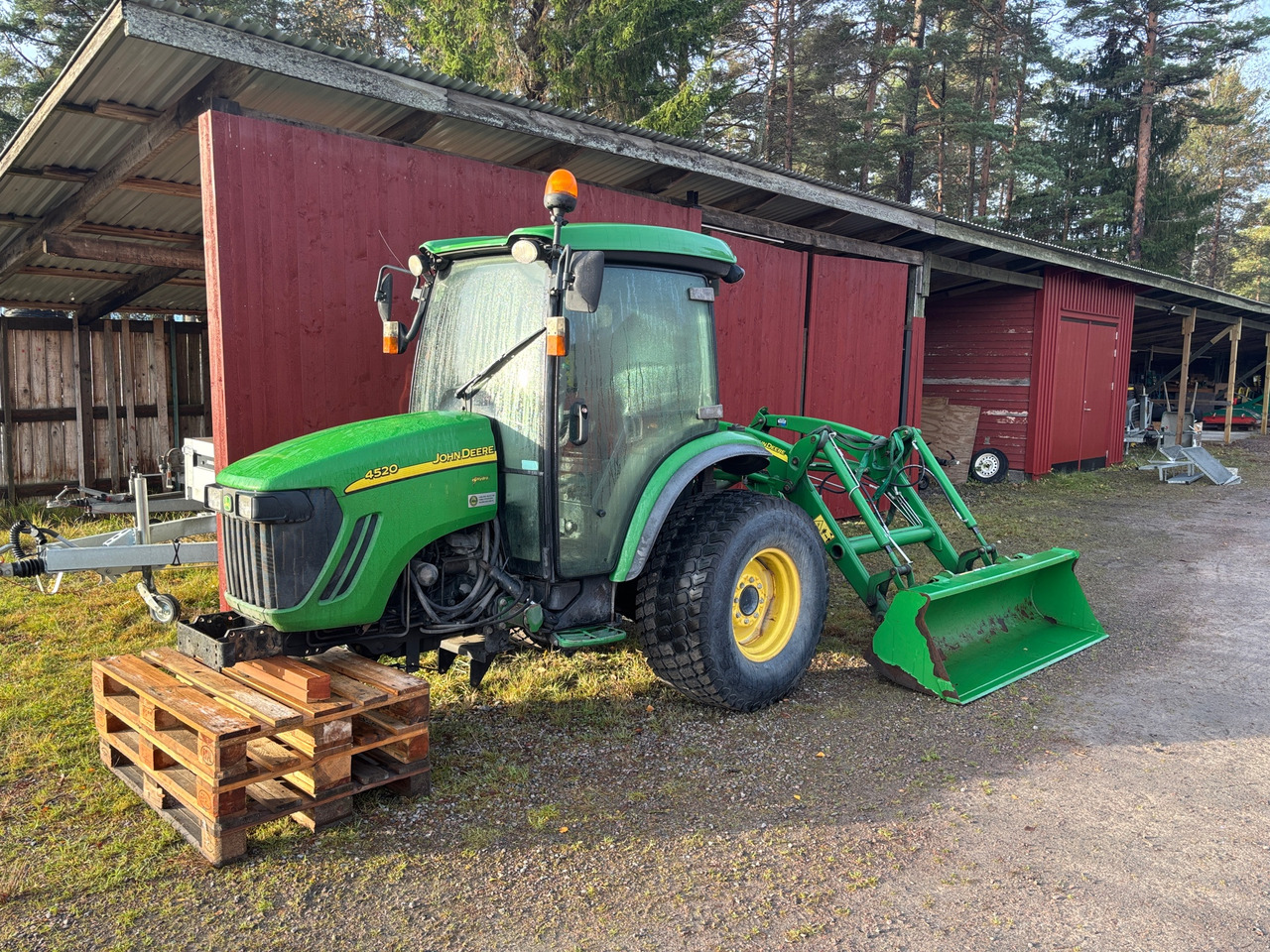 John Deere 4520 - Farm tractor: picture 1 John Deere 4520 - Farm tractor: picture 1