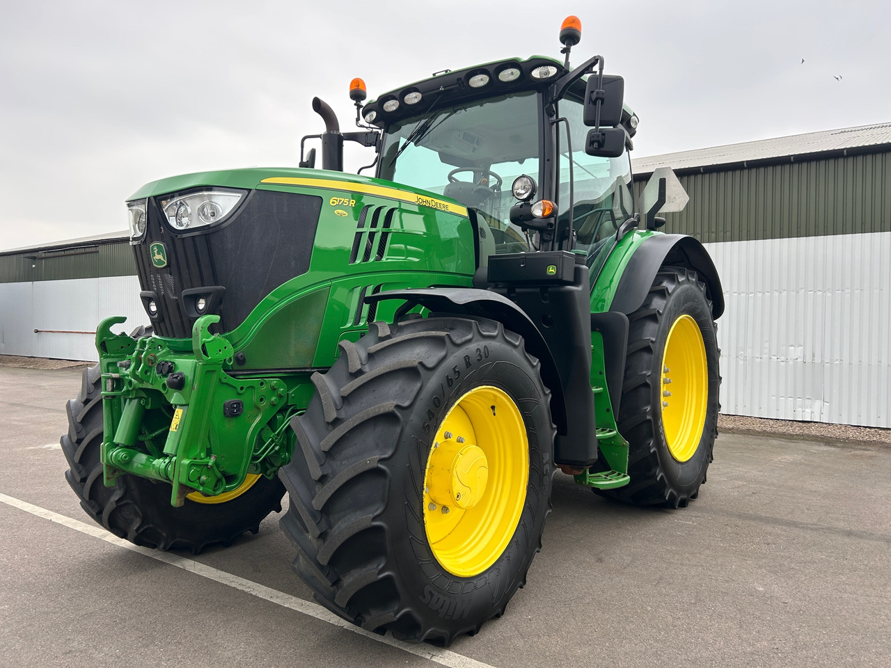 John Deere 6175R - Farm tractor: picture 1 John Deere 6175R - Farm tractor: picture 1