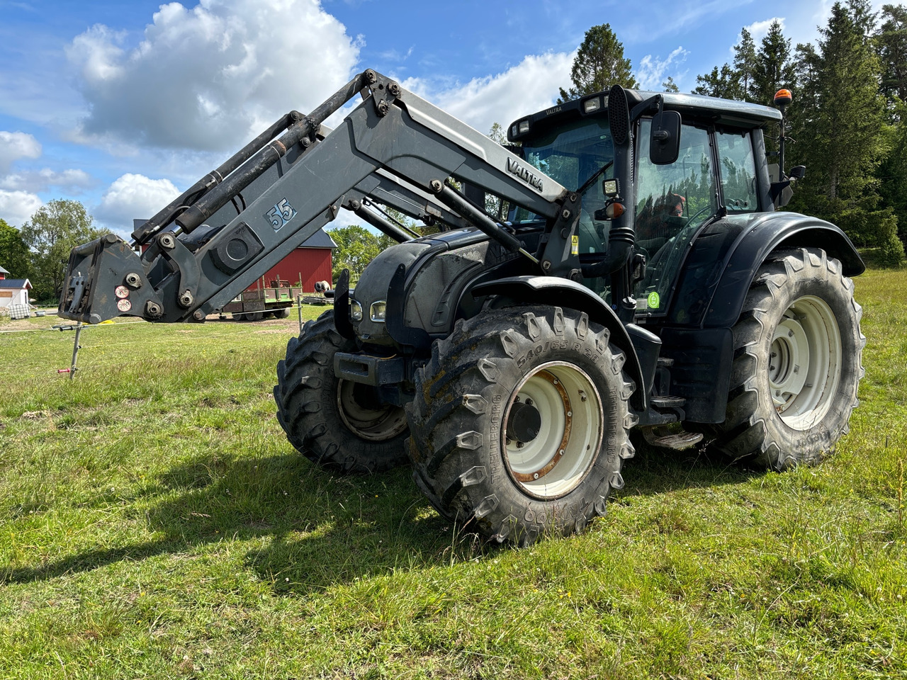 Valtra N142 - Farm tractor: picture 1 Valtra N142 - Farm tractor: picture 1