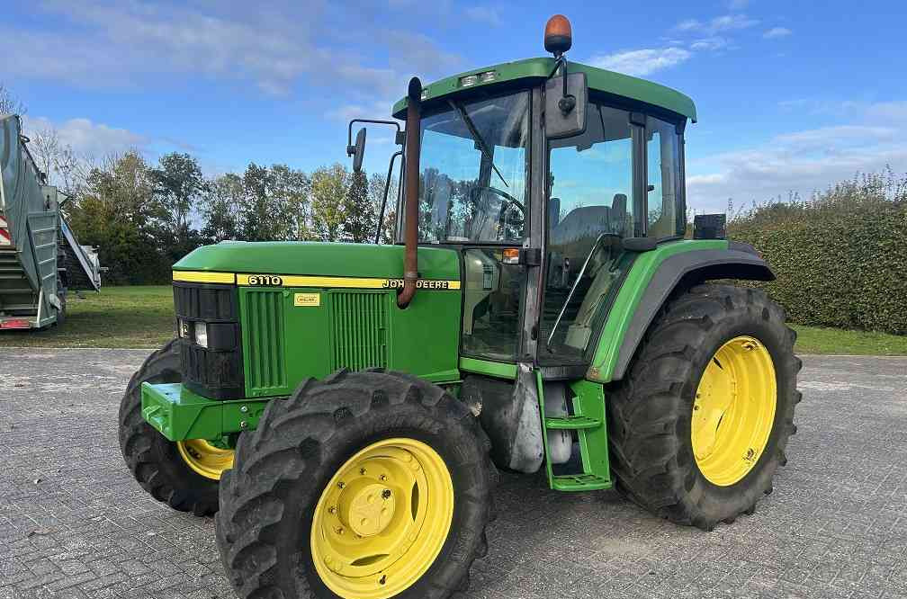 John Deere 6110 - Farm tractor: picture 1 John Deere 6110 - Farm tractor: picture 1