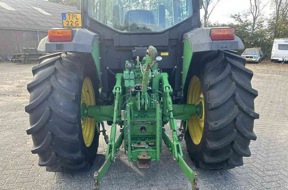 John Deere 6110 - Farm tractor: picture 3 John Deere 6110 - Farm tractor: picture 3