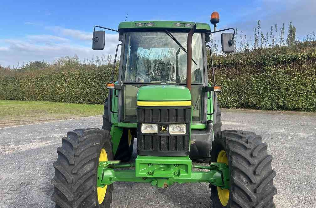 John Deere 6110 - Farm tractor: picture 5 John Deere 6110 - Farm tractor: picture 5
