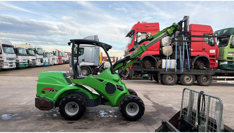 Avant 745 TDL (BELGIAN MACHINE / TOP CONDITION / 4X4 OPTIDRIVE / INCL ATTACHMENTS) - Compact track loader: picture 4 Avant 745 TDL (BELGIAN MACHINE / TOP CONDITION / 4X4 OPTIDRIVE / INCL ATTACHMENTS) - Compact track loader: picture 4