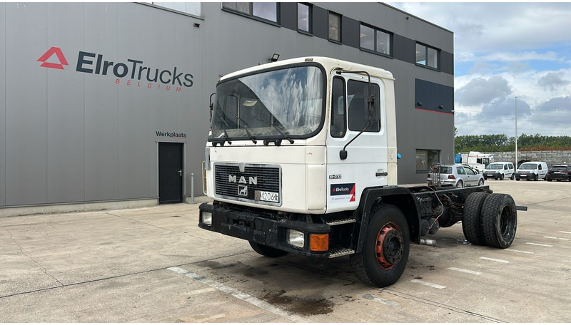 MAN 18.232 (MANUAL PUMP / 6 CYLINDER / POMPE MANUELLE / LAMES / STEEL SUSPENSION) - Cab chassis truck: picture 1 MAN 18.232 (MANUAL PUMP / 6 CYLINDER / POMPE MANUELLE / LAMES / STEEL SUSPENSION) - Cab chassis truck: picture 1