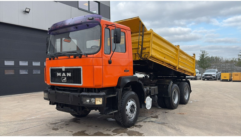 MAN 26.322 (MANUAL PUMP / POMPE MANUELLE / LAMES / STEEL SUSP. / GRAND PONT / BIG AXLE) - Tipper: picture 1 MAN 26.322 (MANUAL PUMP / POMPE MANUELLE / LAMES / STEEL SUSP. / GRAND PONT / BIG AXLE) - Tipper: picture 1
