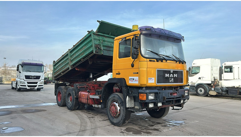 MAN 33.372 (6X6 / MANUAL PUMP / 6 CYLINDER / STEEL SUSP. / BIG AXLE / TOP CONDITION) - Tipper: picture 3 MAN 33.372 (6X6 / MANUAL PUMP / 6 CYLINDER / STEEL SUSP. / BIG AXLE / TOP CONDITION) - Tipper: picture 3