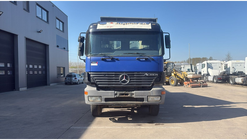Mercedes-Benz ACTROS 3243 (FREINS TAMBOUR / EPS / 3 PEDALES / LAMES / GRAND PONT / STEEL SUSP. / V6) - Tipper: picture 2 Mercedes-Benz ACTROS 3243 (FREINS TAMBOUR / EPS / 3 PEDALES / LAMES / GRAND PONT / STEEL SUSP. / V6) - Tipper: picture 2