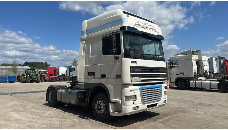 DAF 95 XF 380 (BOITE MANUELLE / EURO 3 / MANUAL GEARBOX / TRES BONNE ETAT) - Tractor unit: picture 3 DAF 95 XF 380 (BOITE MANUELLE / EURO 3 / MANUAL GEARBOX / TRES BONNE ETAT) - Tractor unit: picture 3